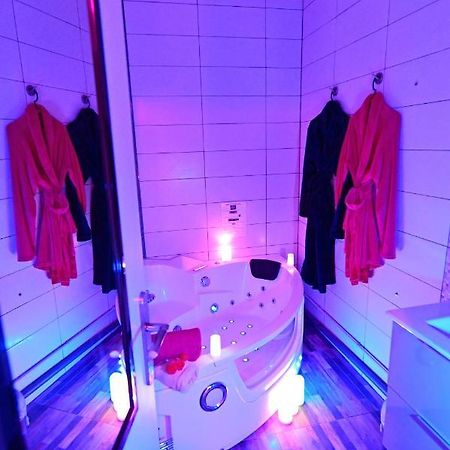 Luxe Sauna Privatif Et Grand Bain Jacuzzi A Deux A Biscarosse Plage Pour Nuit Romantique Avec Decoration Led Et Bougies Бискаррос Экстерьер фото