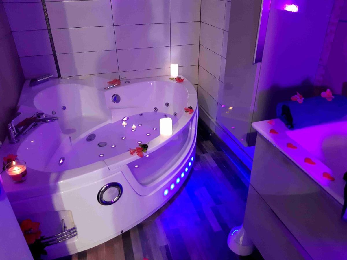 Luxe Sauna Privatif Et Grand Bain Jacuzzi A Deux A Biscarosse Plage Pour Nuit Romantique Avec Decoration Led Et Bougies Бискаррос Экстерьер фото
